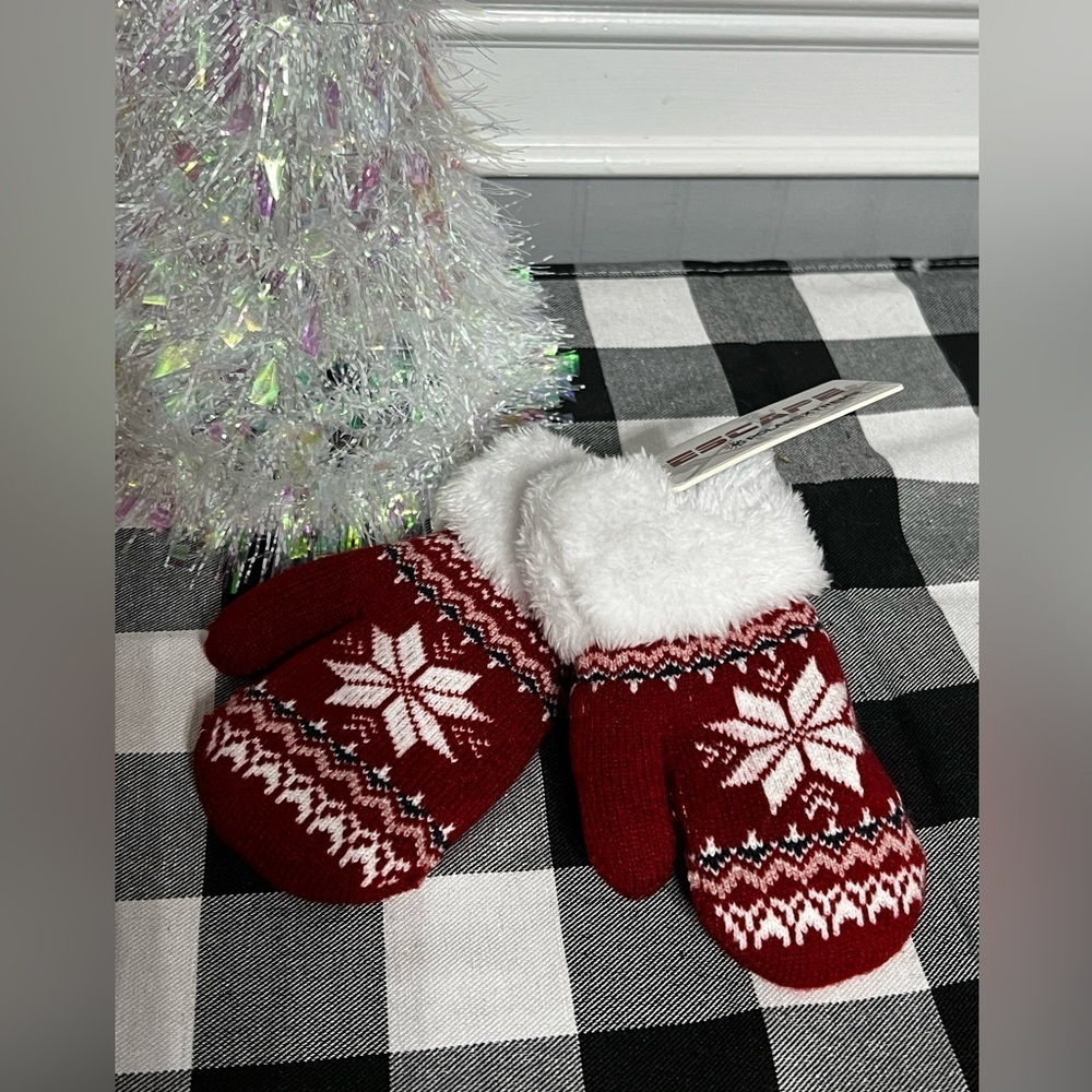 NWT-❄️❄️ Little Girl Snowflake with Fleece Trim Mittens